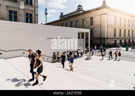 Berlin, Deutschland - 27. Juli 2019: Haupteingang James Simon Galerie in der Museumsinsel. Sun flare auf Hintergrund Stockfoto