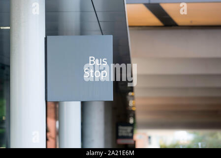 Ein Quadrat Haltestellenschild ohne Logo oder Symbol montiert bis hoch auf einem Beton Säule Stockfoto