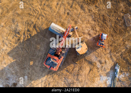 Luftaufnahme über schwere Maschinen auf einem Gebäude Baustelle Stockfoto