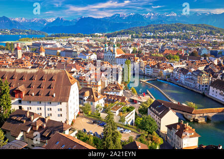 Stadt Luzern riverfront und Dächer Luftbild, Alpen Landschaft der Schweiz Stockfoto