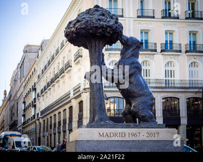 MADRID, Spanien - 22. SEPTEMBER 2019: Statue der Bär und der Erdbeerbaum (auf Spanisch "El Oso y El Madroño") von Antonio Navarro Santafe im Osten Stockfoto