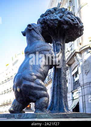 MADRID, Spanien - 22. SEPTEMBER 2019: Statue der Bär und der Erdbeerbaum (auf Spanisch "El Oso y El Madroño") von Antonio Navarro Santafe im Osten Stockfoto
