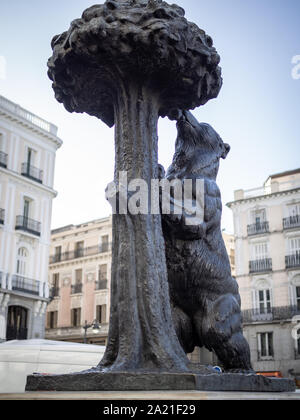 MADRID, Spanien - 22. SEPTEMBER 2019: Statue der Bär und der Erdbeerbaum (auf Spanisch "El Oso y El Madroño") von Antonio Navarro Santafe im Osten Stockfoto