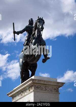 MADRID, Spanien - 22. SEPTEMBER 2019: Denkmal für Philip IV von Pietro Tacca an der Plaza de Oriente Stockfoto