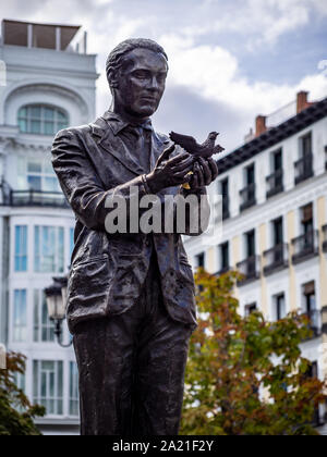 MADRID, Spanien - 22. SEPTEMBER 2019: Statue von Federico Garcia Lorca von Julio Lopez Hernandez in der Plaza de Santa Ana Stockfoto