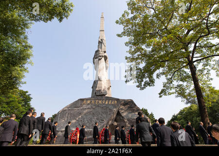 Peking, Guangdong Provinz Chinas. 30 Sep, 2019. Menschen Teil einer Veranstaltung Hommage an Verstorbene nationalen Helden auf einem Friedhof der Märtyrer in Guangzhou, Provinz Guangdong im Süden Chinas, Sept. 30, 2019. Gedenkfeiern abgehalten wurden im ganzen Land des Landes Märtyrer" Tag, am Vorabend des Nationalen Tag zu kennzeichnen. Credit: Li Jiale/Xinhua/Alamy leben Nachrichten Stockfoto