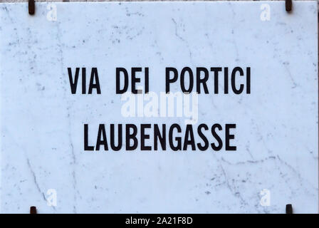 Straßenschild des Arcade Via Portici Laubengasse in der Altstadt von Bozen - Italien. Stockfoto