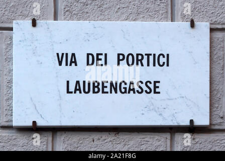 Straßenschild des Arcade Via Portici Laubengasse in der Altstadt von Bozen - Italien. Stockfoto