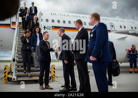 Prag, Tschechische Republik. 30 Sep, 2019. Heiko Maas (SPD), Minister für Auswärtige Angelegenheiten, ist an der Vaclav-Havel Flughafen in Prag von Christoph Israng begrüßt (3. von rechts), der deutsche Botschafter in der Tschechischen Republik. Nach bilateralen Gesprächen mit seinem tschechischen Amtskollegen und der Ministerpräsident der Tschechischen Republik, Maas wird ein Empfang in der Deutschen Botschaft in Prag am Tag der Deutschen Einheit teilzunehmen. Credit: Gregor Fischer/dpa/Alamy leben Nachrichten Stockfoto