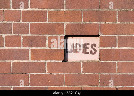 Eine Hand auf der Außenseite lackiert einer öffentlichen Toilette in einem Park in Sydney Australien Schild Stockfoto