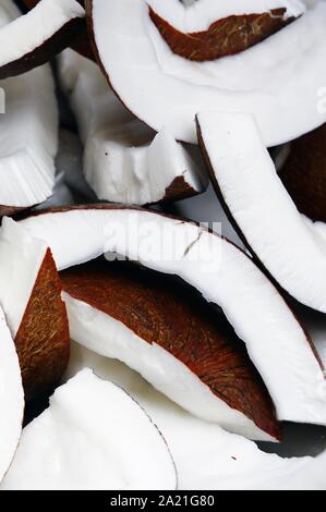 Frisch geschält Stücke von White coconut Fleisch Stockfoto