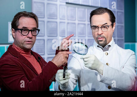 Berlin, Deutschland. 30 Sep, 2019. Jan Josef Liefers, Schauspieler, steht neben der Wachsfigur von seinem Tatort Rolle Prof. Karl-Friedrich Boerne in der wachsfigur Kabinett Madame Tussauds Berlin. Credit: Christoph Soeder/dpa/Alamy leben Nachrichten Stockfoto