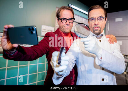 Berlin, Deutschland. 30 Sep, 2019. Jan Josef Liefers, Schauspieler, zeichnet eine selfie in der wachsfigur Kabinett von Madame Tussauds Berlin mit der wachsfigur von seinem Tatort Rolle Prof. Karl-Friedrich Boerne. Credit: Christoph Soeder/dpa/Alamy leben Nachrichten Stockfoto