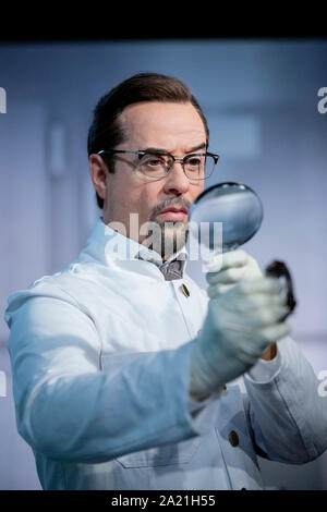 Berlin, Deutschland. 30 Sep, 2019. Die Wachsfigur des Tatort Rolle 'Prof. Karl-Friedrich Boerne" durch die Schauspieler Jan Josef Liefers ist in der wachsfigur Kabinett von Madame Tussauds Berlin. Credit: Christoph Soeder/dpa/Alamy leben Nachrichten Stockfoto