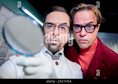 Berlin, Deutschland. 30 Sep, 2019. Jan Josef Liefers (r), Schauspieler, steht neben der Wachsfigur von seinem Tatort Rolle Prof. Karl-Friedrich Boerne in der wachsfigur Kabinett von Madame Tussauds Berlin. Credit: Christoph Soeder/dpa/Alamy leben Nachrichten Stockfoto