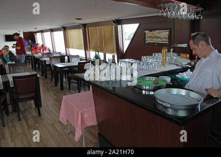 Touristische Passagiere in das Innere der Donau Kreuzfahrt Schiff Essbereich mit Bar und zart, in der Nähe von Belgrad, Serbien. Stockfoto