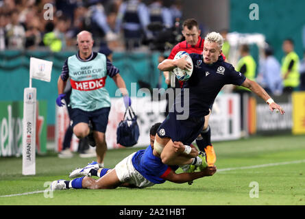 Schottland's Darcy Graham ist von Samoa Pele Cowley während der 2019 Rugby World Cup Match am Misaki Stadion, Kobe, Japan in Angriff genommen. Stockfoto