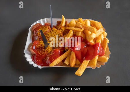 Mit Pommes frites auf einem Papier platte Currywurst Stockfoto