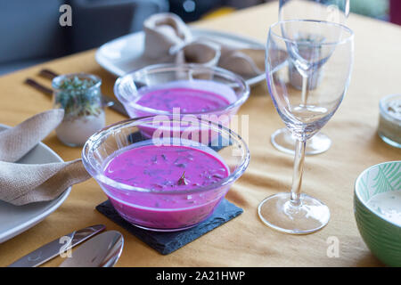 Traditionelle polnische kalte Suppe - chlodnik während Ostern serviert. Köstliche lokale Gericht mit Rote Bete und Buttermilch. Stockfoto