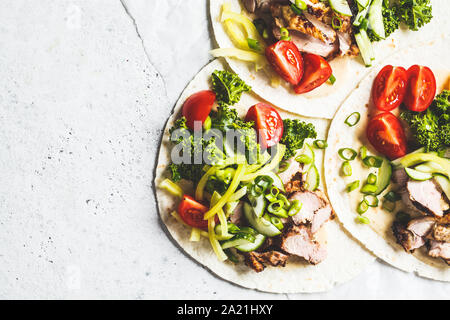 Gesunde Minibar Tortillas mit gegrilltem Huhn, Fleisch, Soße, frisches Gemüse auf hellgrauen Hintergrund, Ansicht von oben, kopieren. Gesundes Essen Picknick anhand von quantitativen Simulatio Stockfoto