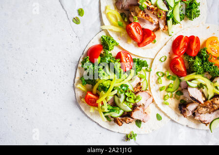 Gesunde Minibar Tortillas mit gegrilltem Huhn, Fleisch, Soße, frisches Gemüse auf hellgrauen Hintergrund, Ansicht von oben, kopieren. Gesundes Essen Picknick anhand von quantitativen Simulatio Stockfoto