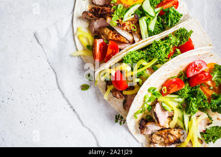 Gesunde Minibar Tortillas mit gegrilltem Huhn, Fleisch, Soße, frisches Gemüse auf hellgrauen Hintergrund, Ansicht von oben, kopieren. Gesundes Essen Picknick anhand von quantitativen Simulatio Stockfoto