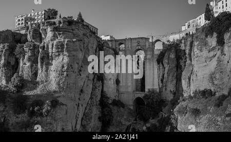 Ein schwarz-weißes Bild der El Tajo Schlucht (Ronda). Stockfoto