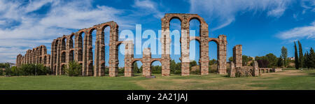 Ein Panorama Bild von der Acueducto de los Milagros (Mérida). Stockfoto