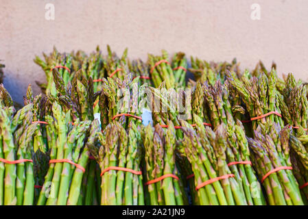 Ökologische frischen Spargel in einem Marktstand. Stockfoto