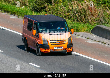 2017 orange Ford Transit 100 T330 MAXI fahren auf der M6 Stockfoto