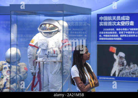 Peking, China. 30 Sep, 2019. Ein ausländischer Journalist besuche eine Ausstellung von Leistungen anlässlich des 70. Jahrestages der Gründung der Volksrepublik China in Peking, der Hauptstadt von China, Sept. 30, 2019. Credit: Wang Quanchao/Xinhua/Alamy leben Nachrichten Stockfoto