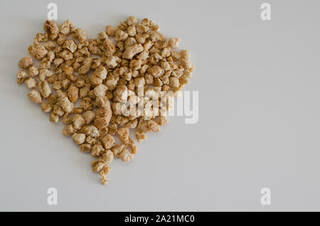 Herzform mit Soja chunks. Veganes essen. Stockfoto