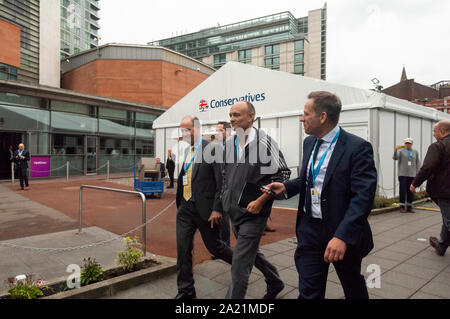 Manchester, Großbritannien. 30. September 2019. Dominic Cummings, Senior Berater des Ministerpräsidenten, Boris Johnson, kommt für Tag 2 des 2019 Parteitag der Konservativen Partei in Manchester Central. Credit: Paul Warburton/Alamy leben Nachrichten Stockfoto