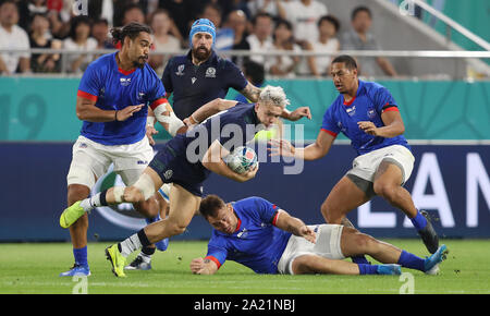 Schottland's Darcy Graham (Mitte) wird von der Samoa Jack Lam während der 2019 Rugby World Cup Match am Misaki Stadion, Kobe, Japan in Angriff genommen. Stockfoto