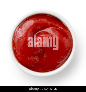 Tomatenketchup in kleinen weißen Keramik Teller isoliert auf Weiss. Ansicht von oben. Stockfoto