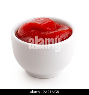 Tomatenketchup in kleinen weißen Keramik Teller isoliert auf Weiss. Stockfoto