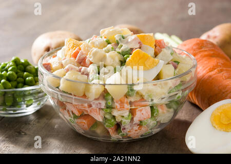 Die traditionellen russischen Salat in der Schüssel. Olivier Salat auf hölzernen Tisch Stockfoto