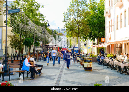 MINSK, Weißrussland - Juli 17, 2019: Menschen zu Fuß durch die Straße der Innenstadt von Minsk. Minsk ist die Hauptstadt von Belarus Stockfoto