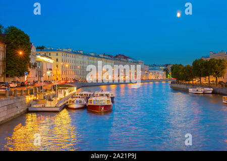 Boote warten auf Touristen berühmten Touristenattraktion zu nehmen - Bootsfahrt durch die Grachten. St. Petersburg, Russland Stockfoto