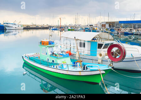 Bunte Fischerboote in Limassol Marina günstig mit Restaurants am Pier, Zypern Stockfoto