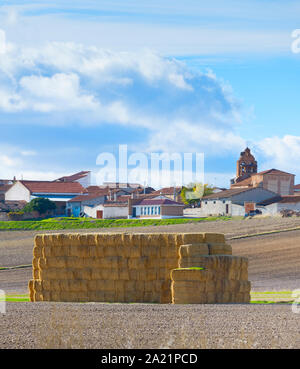 Landschaft mit Dorf und Stapel von Heu. Spanien Stockfoto