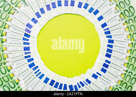 Hintergrund aus verstreuten Euro-scheine 100 Banknoten. Geld, Wirtschaft, Finanzen, Sparen, Banken- Konzept. Wechselkurse. Frame, Kopieren, t Stockfoto
