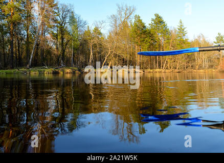 Close-up Paddle Rafting auf dem Fluss, extreme und Spaß Sport an touristische Attraktion Stockfoto