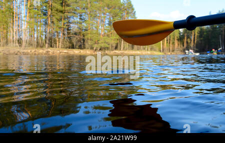 Close-up Paddle Rafting auf dem Fluss, extreme und Spaß Sport an touristische Attraktion Stockfoto