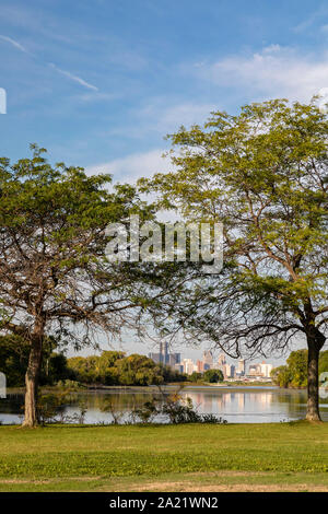 Detroit, Michigan - Downtown Detroit, über See Muskoday auf Belle Isle, einer Insel in der Detroit River. Stockfoto