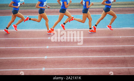 Weibliche Athlet läuft auf der Leichtathletikbahn. Laufende Bewegung Phasen Konzept. Stockfoto
