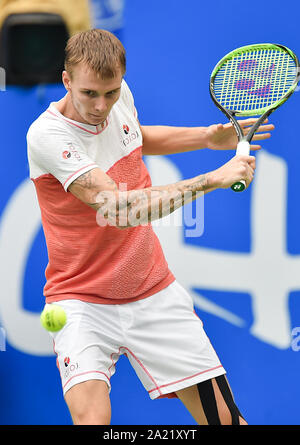 Alexander Bublik von Kasachstan wird die Kugel gegen Pablo Carreno Busta Spanien im Finale der Herren Einzel an ATP 2019 in Chengdu Chengdu City, south-west China Provinz Sichuan, 29. September 2019. Stockfoto