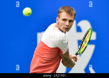 Alexander Bublik von Kasachstan wird die Kugel gegen Pablo Carreno Busta Spanien im Finale der Herren Einzel an ATP 2019 in Chengdu Chengdu City, south-west China Provinz Sichuan, 29. September 2019. Stockfoto