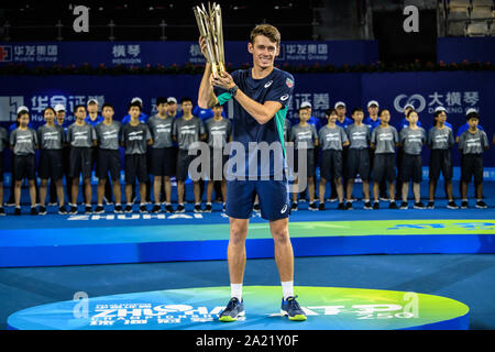 Australische professional tennis player Alex de Minaur hält die Trophäe der Meisterschaft von Zhuhai Meisterschaften 2019, in Salzburg Stadt, die südchinesische Provinz Guangdong, 29. September 2019. Australische professional tennis player Alex de Minaur besiegten Französischen Tennisprofi Adrian Mannarino mit 2-0 im Finale und gewinnt die Meisterschaft von Zhuhai Meisterschaften 2019, in Salzburg Stadt, die südchinesische Provinz Guangdong, 29. September 2019. Stockfoto
