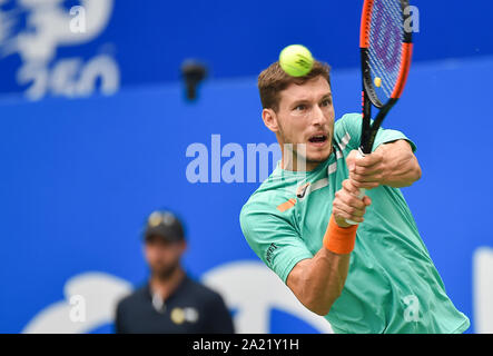 Pablo Carreno Busta Spaniens wird die Kugel gegen Alexander Bublik Kasachstans an der Endrunde der Herren Einzel an ATP 2019 in Chengdu Chengdu City, south-west China Provinz Sichuan, 29. September 2019. Stockfoto